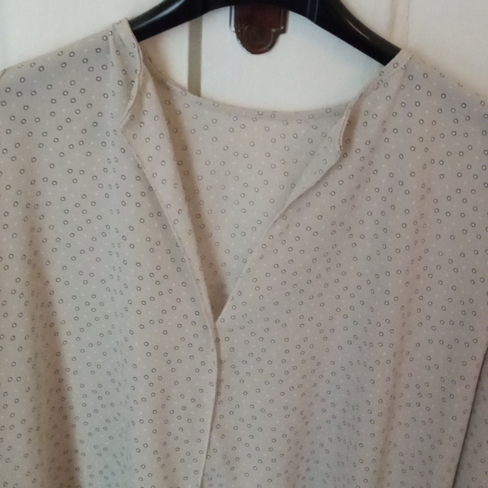 Silky lightweight bl)ouse. Made and purchased in Italy. XL